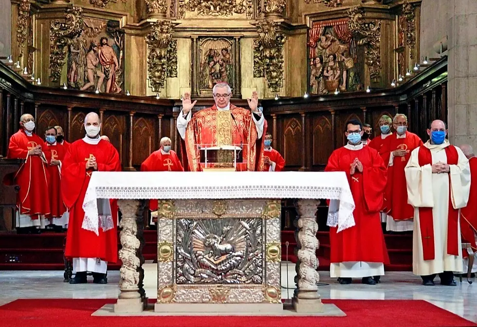 Un momento de la misa celebrada ayer en la Catedral de Santander. / Jos&eacute; Ram&oacute;n