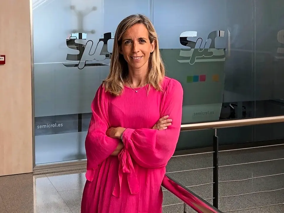 La CEO de Semicrol en las 
instalaciones de la empresa 
ubicada en el Parque Tecnol&oacute;gico 
de Santander. / ALERTA