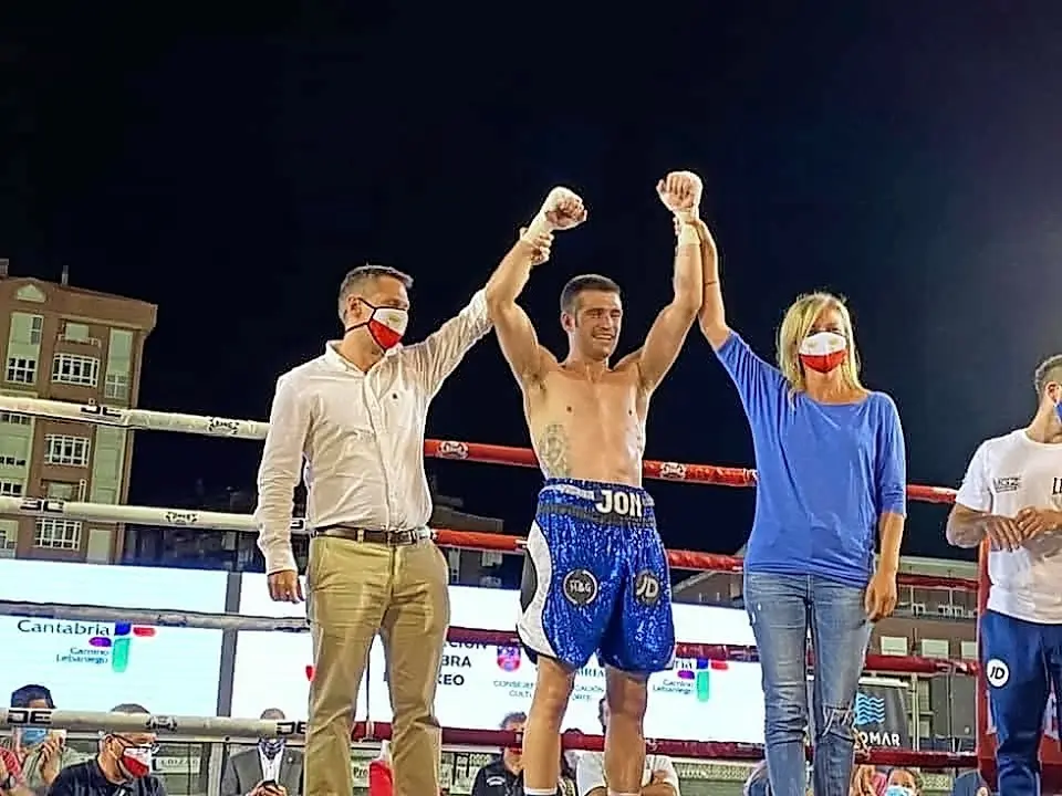 Mario Iglesias y Susana Herr&aacute;n levantan los brazos del campe&oacute;n Jon M&iacute;guez.