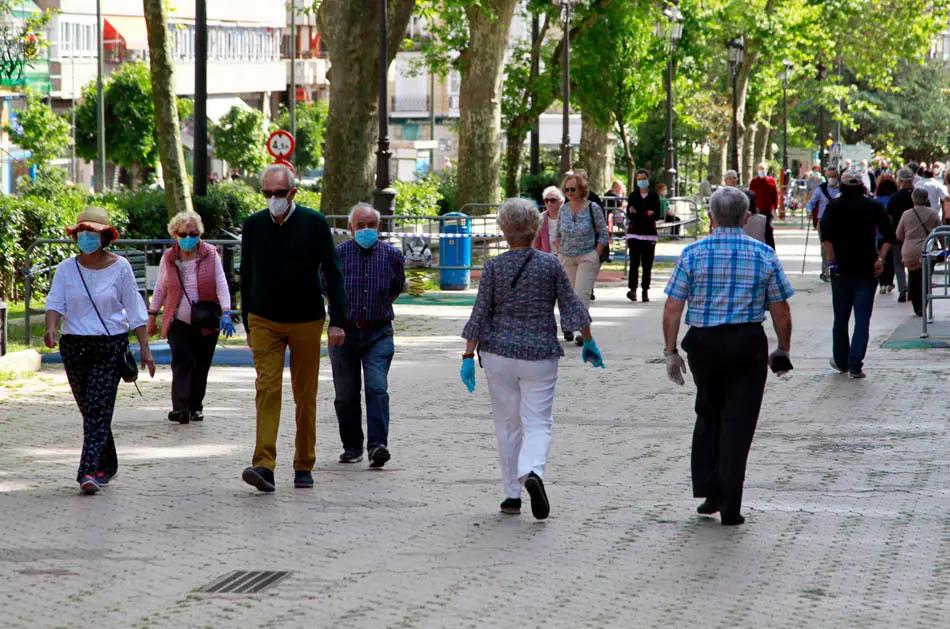 Gente de avanzada edad paseando por la calle San Fernando en Santander. / J. Ram&oacute;n