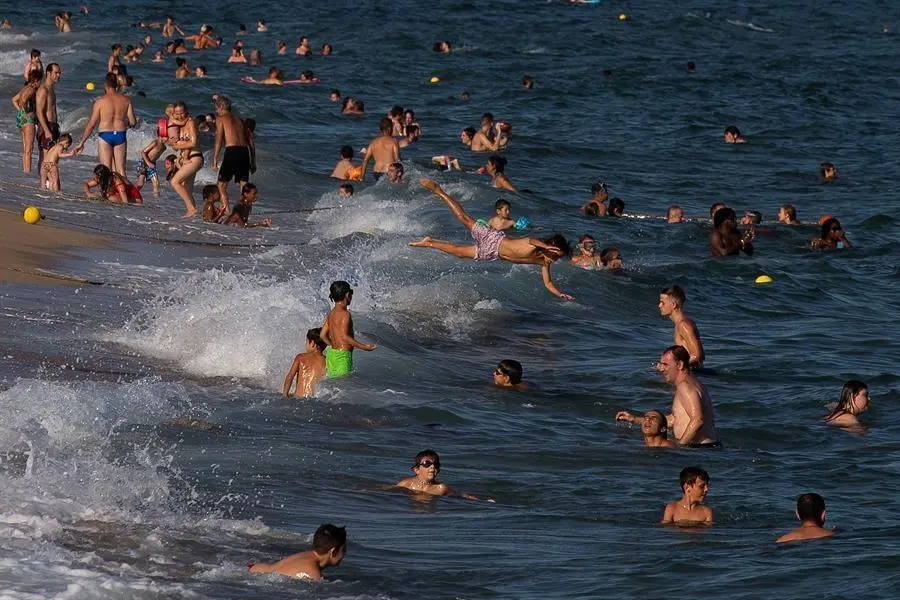 as playas del Maresme, a pocos kilometros de Barcelona. EFE/ Enric Fontcuberta.
