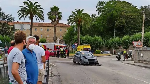 Momento despu&eacute;s del accidente en la tarde de ayer en la rotonda de Corb&aacute;n.