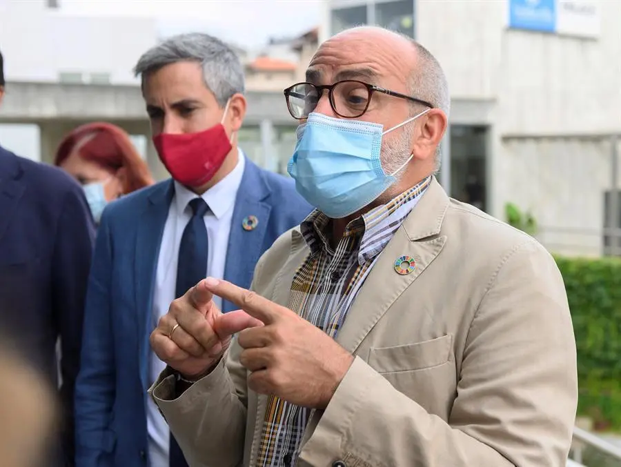 El vicepresidente de Cantabria y consejero de Universidades, Igualdad, Cultura y Deporte, Pablo Zuloaga (i) y el consejero de Sanidad, Miguel Rodr&iacute;guez (d), atienden a la prensa durante la presentaci&oacute;n del robot Da Vinci, este viernes en la capital c&aacute;ntabra. EFE/Pedro Puente Hoyos