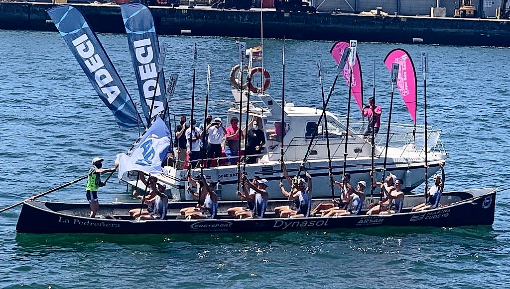 Los remeros de &lsquo;La Pedre&ntilde;era&rsquo;, durante la regata.