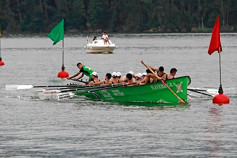 La &lsquo;Flavi&oacute;briga&rsquo; de AN Castro corrigi&oacute; ayer su mala regata del s&aacute;bado. / Jos&eacute; Ram&oacute;n