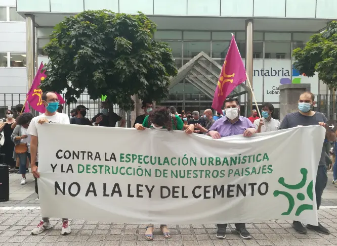 Concentraci&oacute;n frente a la sede del Gobierno en contra de la Ley del Suelo.