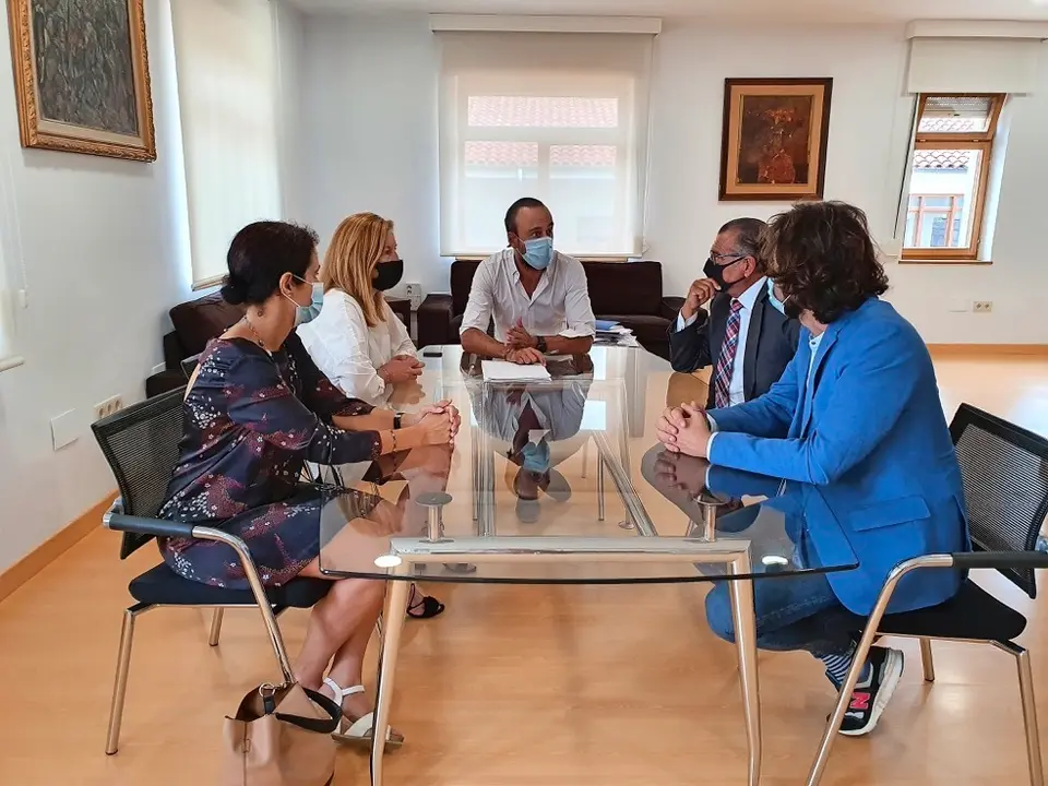 Reuni&oacute;n del alcalde de Torrelavega con la Plataforma Besaja 2030.