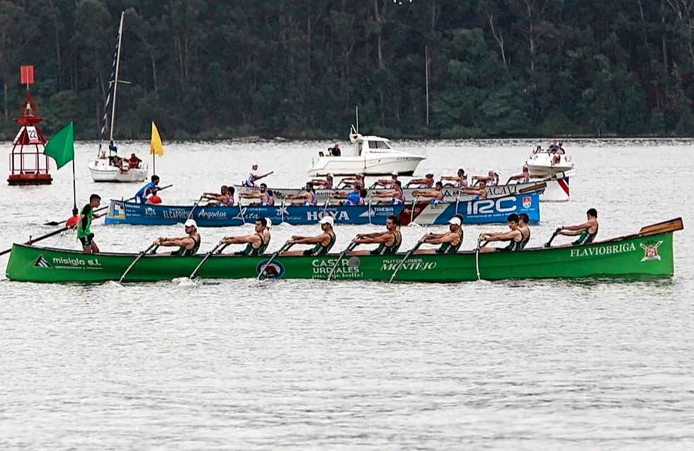 Las traineras c&aacute;ntabras disputar&aacute;n hoy su cuarta regata en seis d&iacute;as. / jos&eacute; ram&oacute;n