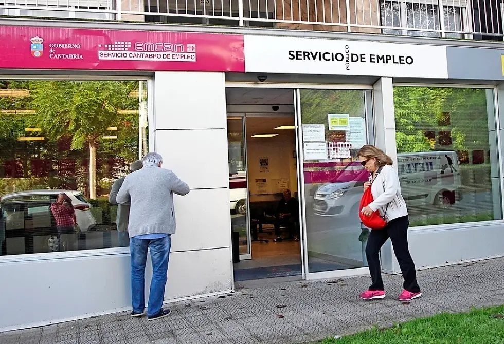 Oficina del paro en Santander.