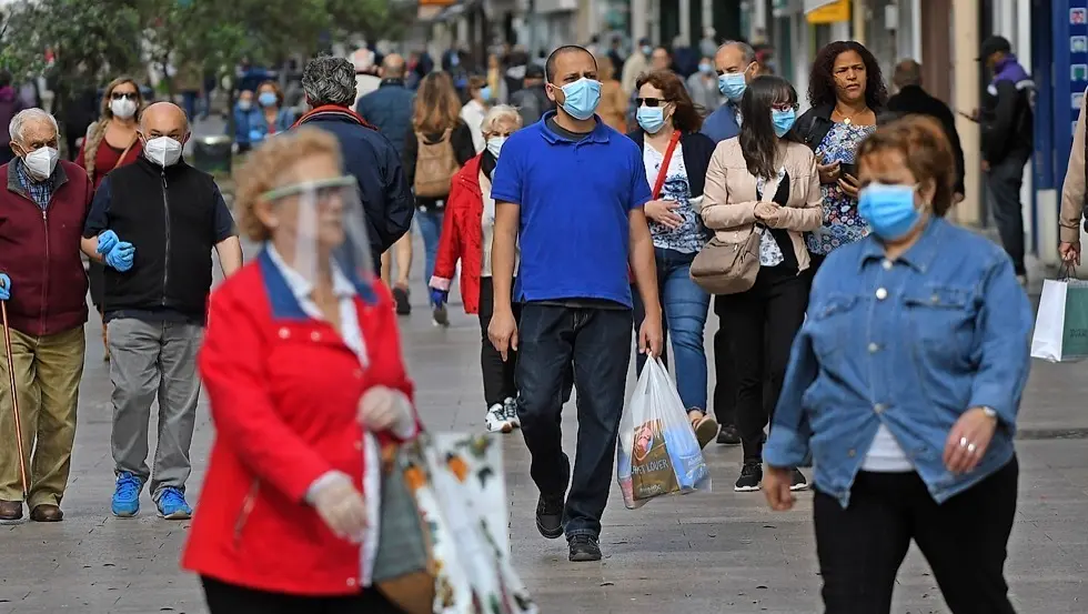 Varias personas caminan con mascarilla por el Paseo Pereda de Santander. / N.C.