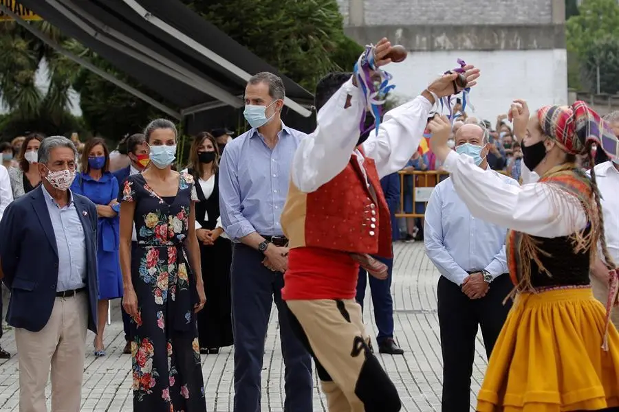 Los reyes Felipe y Letizia presencian un baile regional a su llegada al Mercado Nacional de Ganados de Torrelavega, dentro de la gira por las comunidades aut&oacute;nomas que llevan a cabo los Monarcas para transmitir su apoyo a la ciudadan&iacute;a por su esfuerzo durante la pandemia. EFE/ Ballesteros
