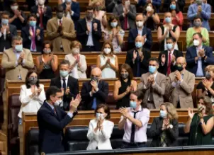 El presidente del Gobierno, Pedro S&aacute;nchez, es aplaudido por la bancada socialista a su llegada a una sesi&oacute;n plenaria en el Congreso. - Pool