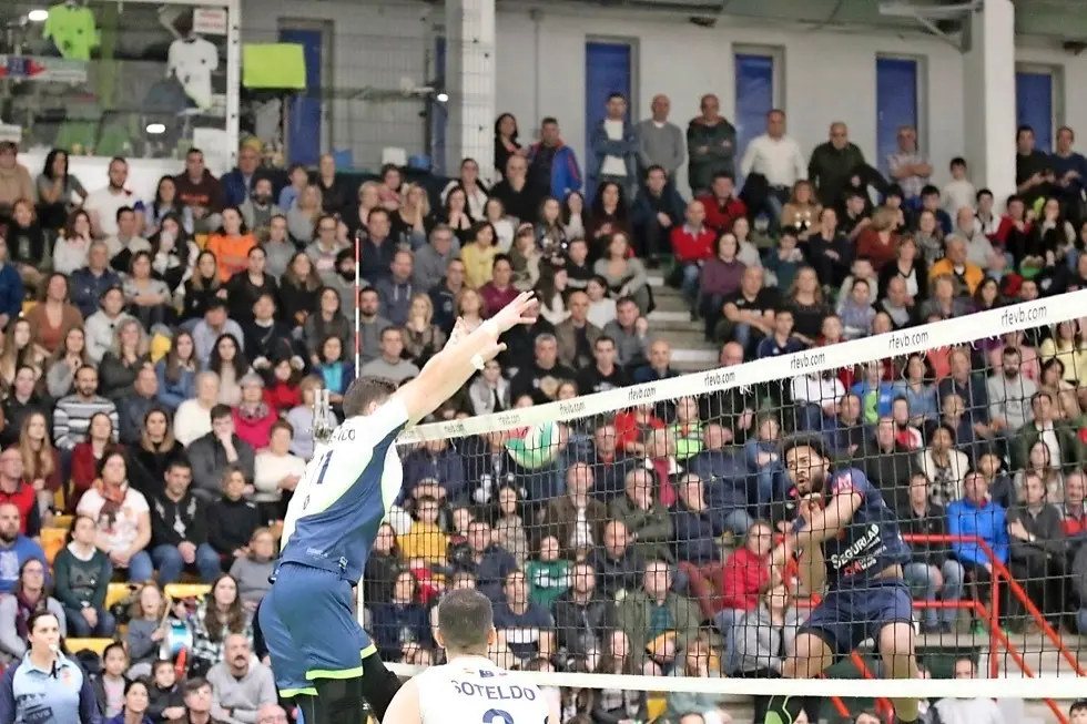 El Matilde de la Torre de Cabez&oacute;n de la Sal volver&aacute; a vibrar con el voleibol de alto nivel. / Marcos Fierro
