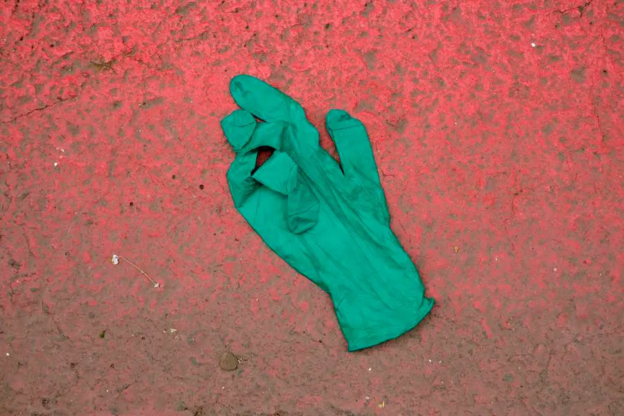 Guantes y mascarillas aparecen tiradas como parte del paisaje urbano, y su presencia aumenta a medida que el desconfinamiento avanza./&Aacute;ngel Medina G/Archivo.