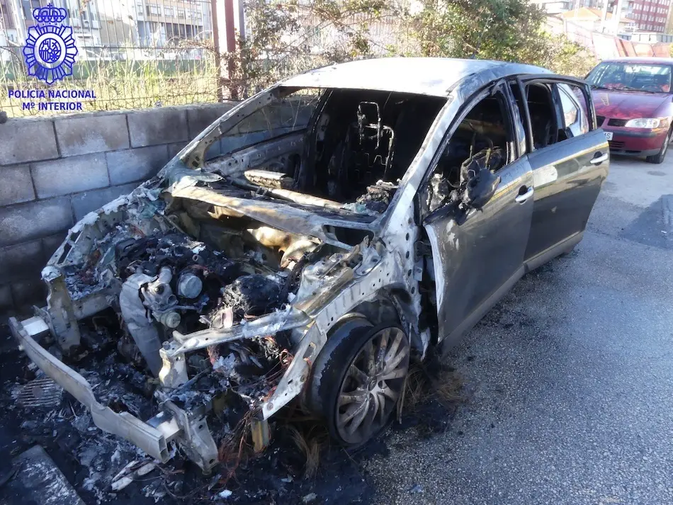 Uno de los veh&iacute;culos incendiados en Torrelavega.