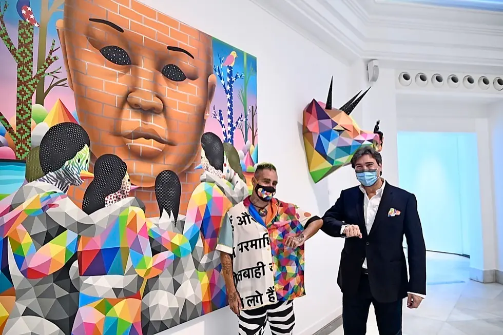 El artista Okuda San Miguel y el represntante del Puerto de Santander, Jaime Gonz&aacute;lez.
