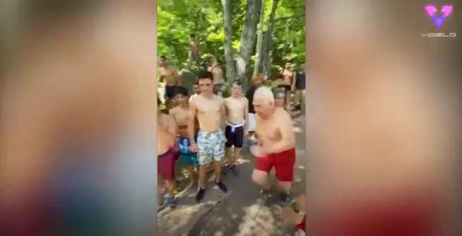 Este hombre de 73 a&ntilde;os salta desde un acantilado de m&aacute;s de 15 metros.