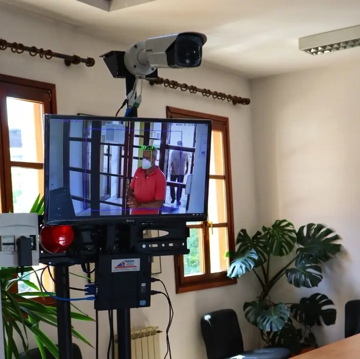 Uno de los primeros municipios de Cantabria en instalar un  arco de detecci&oacute;n de temperatura en la entrada de la casa consistorial.