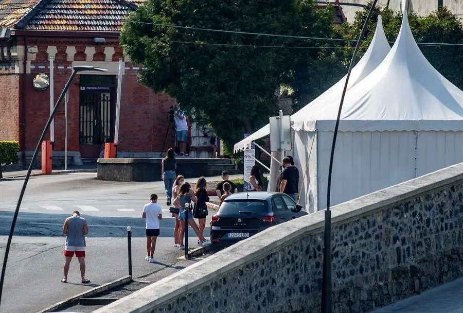 Vista de la carpa instalada este viernes frente al hospital de Basurto para hacer PCR a todas las personas que estuvieron en la discoteca Back&Stage de Bilbao el pasado 18 de julio. EFE/Javier Zorrilla.