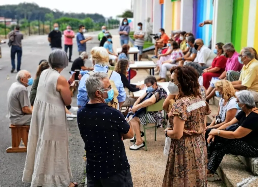 Vecinos de Cueto y Monte en el colegio Vital Alsar donde se realiz&oacute; la consulta. / ALERTA