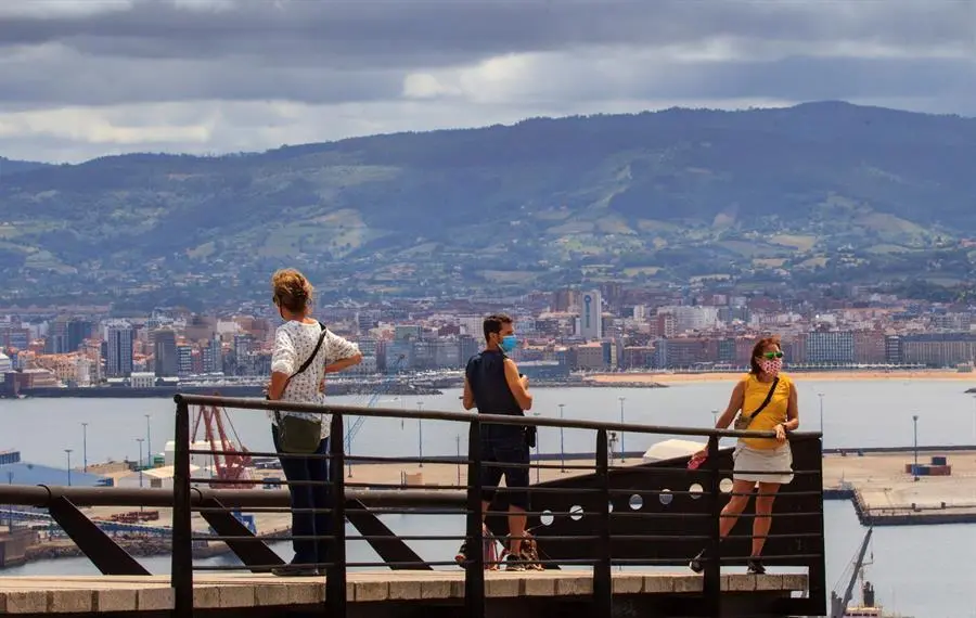 Turistas visitan el castro de Noega, conocido tambi&eacute;n por castro de la Campa Torres, desde donde se disfrutan las vistas de la ciudad de Gij&oacute;n, este domingo. EFE/Alberto Morante