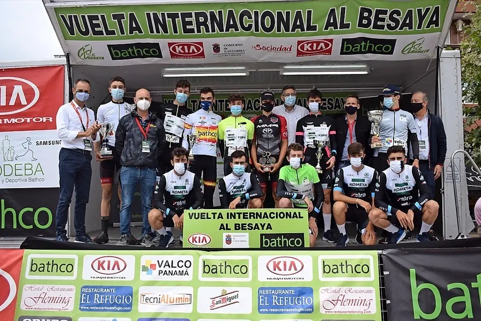 Podio final de la Vuelta con los primeros clasificados en cada uno de los apartados, autoridades y patrocinadores. / castillo