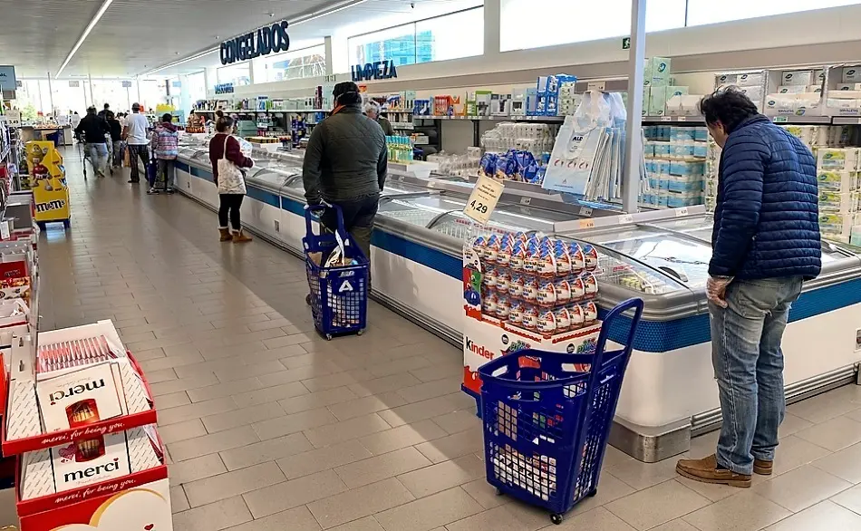 Comprando en un supermercado de Santander. / ARCHIVO ALERTA