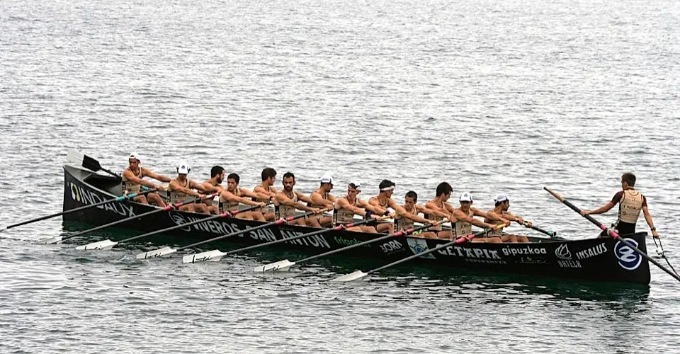 La trainera de Getaria, compitiendo el pasado s&aacute;bado en Santo&ntilde;a.