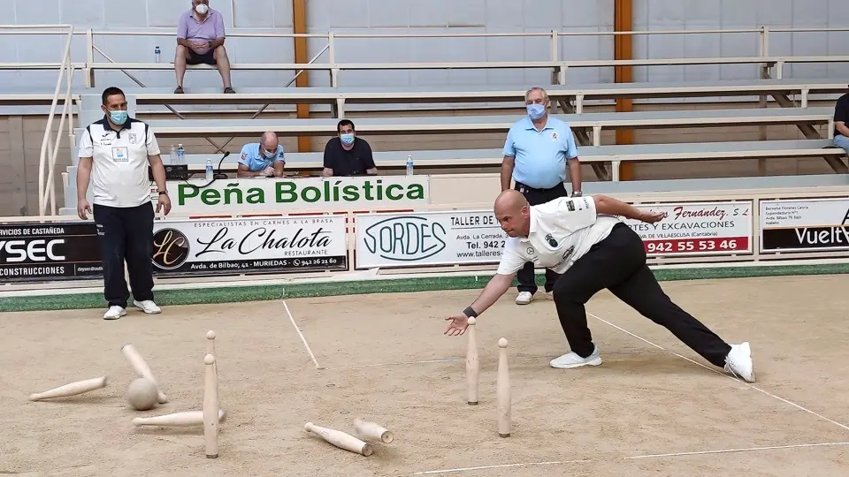 Jes&uacute;s Salm&oacute;n, birlando ayer en El Parque de Malia&ntilde;o, durante la final del Concurso El Carmen. / ahijado