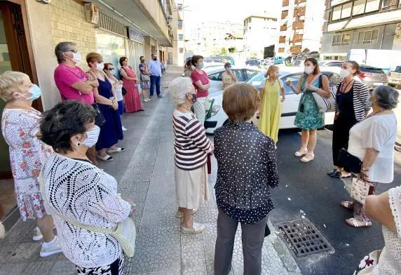 La alcaldesa Gema Igual durante la visita al barrio Entrehuertas.