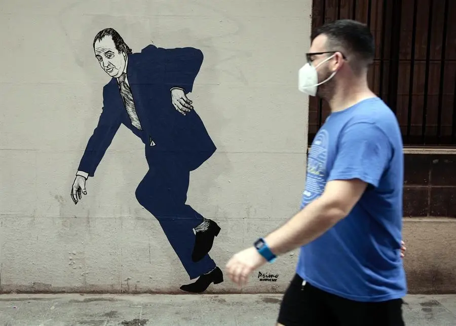Un graffiti del Rey em&eacute;rito Juan Carlos I, firmado por el artista gallego apodado el Primo de Banksy , este mi&ntilde;ercoles en una c&eacute;ntrica calle de Valencia.EFE/ Biel Ali&ntilde;o