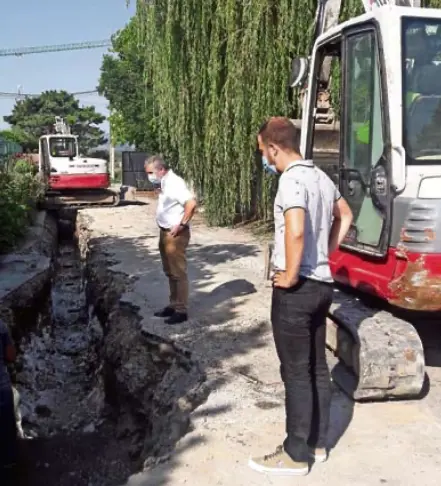 Autoridades visitando los trabajos en Bergoneo. / AlertA