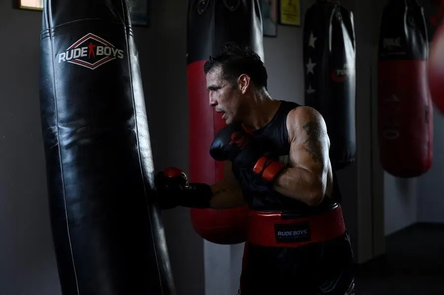 El boxeador argentino Sergio &lsquo;Maravilla&rsquo; Mart&iacute;nez, que ha estado seis a&ntilde;os apartado de los cuadril&aacute;teros, prepara estos d&iacute;as su vuelta al ring para el pr&oacute;ximo 21 de agosto en Torrelavega (Cantabria), adonde ya ha trasladado su campo de entrenamiento. Mart&iacute;nez, con un r&eacute;cord profesional de 51 victorias -28 KO-, y dos derrotas, se enfrentar&aacute; al espa&ntilde;ol Jos&eacute; Miguel &lsquo;El Traumat&oacute;logo&rsquo; Fandi&ntilde;o. La contienda est&aacute; pactada a diez asaltos y en la categor&iacute;a de peso medio. El p&uacute;gil, de 45 a&ntilde;os, se encuentra ya en la ciudad c&aacute;ntabra entrenando con su preparador Tin&iacute;n Rodr&iacute;guez en el gimnasio Kronk, centro de operaciones del boxeador espa&ntilde;ol Sergio Garc&iacute;a, actual Campe&oacute;n de Europa del peso W&eacute;lter.-EFE/Pedro Puente Hoyos