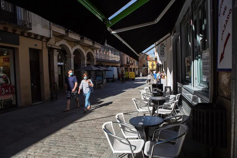 Una terraza vac&iacute;a este mi&eacute;rcoles en Aranda de Duero. EFE/ Paco Santamaria