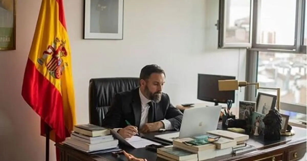 El presidente de Vox, Santiago Abascal, posa en su despacho - Jes&uacute;s Hell&iacute;n - Europa Press