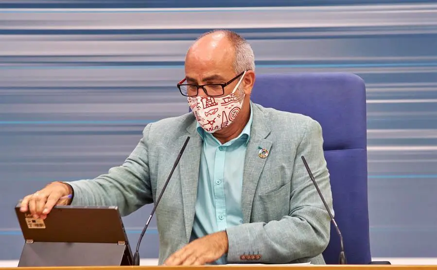 El consejero de Sanidad de Cantabria, Miguel Rodr&iacute;guez informa este jueves a los medios sobre los dos nuevos contagios y brotes en Cantabria. EFE/ Rom&aacute;n G. Aguilera