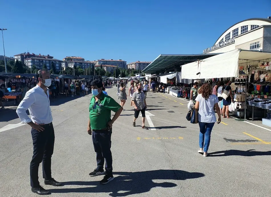 El alcalde de Torrelavega en el Mercado Nacional de Ganados.