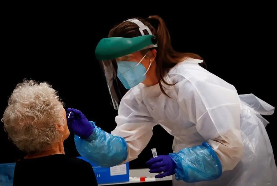 El Departamento de Salud ha comenzado este viernes a realizar pruebas PCR a clientes del bar Ramuntxo Berri de San Sebasti&aacute;n ante la posibilidad de que se haya producido un foco infeccioso . EFE/Javier Etxezarret