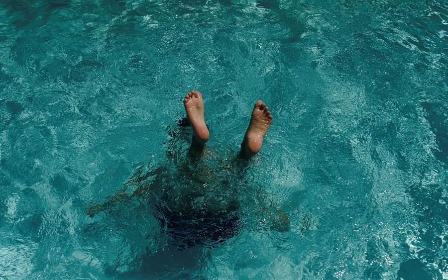 Un ni&ntilde;o se ba&ntilde;a este viernes en las piscinas municipales de Oira, en Ourense, en una jornada marcada por las altas temperaturas. EFE/ Brais Lorenzo