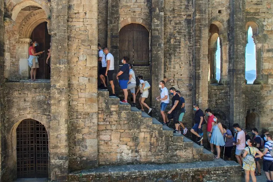 Grupos de turistas en el exterior del monumento prerrom&aacute;nico de Santa Mar&iacute;a del Narancos, a cuatro kil&oacute;metros de Oviedo, sobre la ladera sur del Monte Naranco, en un d&iacute;a que Asturias est&aacute; en alerta amarilla por altas temperaturas que podr&iacute;an alcanzar los 36 grados.- EFE/Alberto Morante