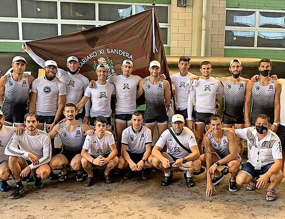 Los remeros de Pedre&ntilde;a posan con la cuarta bandera conseguida esta temporada.