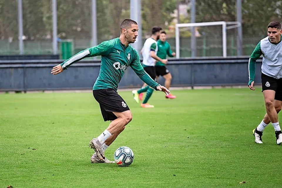 &Aacute;lvaro Cejudo, durante un entrenamiento en las instalaciones Nando Yosu. / alerta