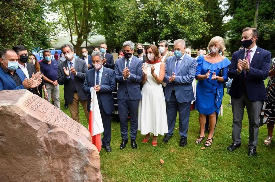 El presidente de Cantabria, Miguel &Aacute;ngel Revilla (6i), y el presidente del Parlamento, Joaqu&iacute;n G&oacute;mez (3i), entre otros, durante la celebraci&oacute;n del D&iacute;a de la Comunidd, este domingo en la localidad c&aacute;ntabra de Cabez&oacute;n de la Sal. EFE/Pedro Puente Hoyos