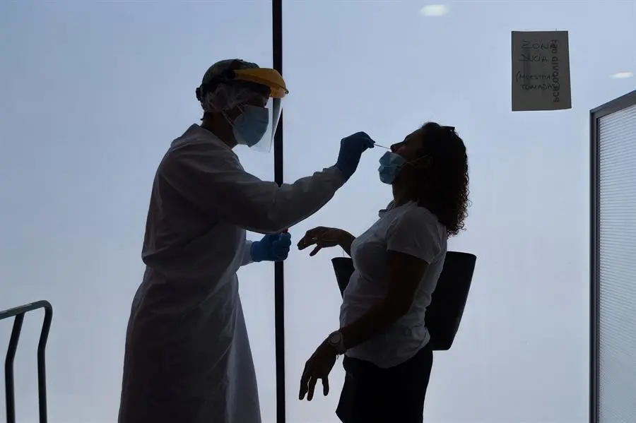 Un enfermero de urgencias del 061 realiza los test PCR en la sede del 061 en Zaragoza. EFE/Toni Gal&aacute;n