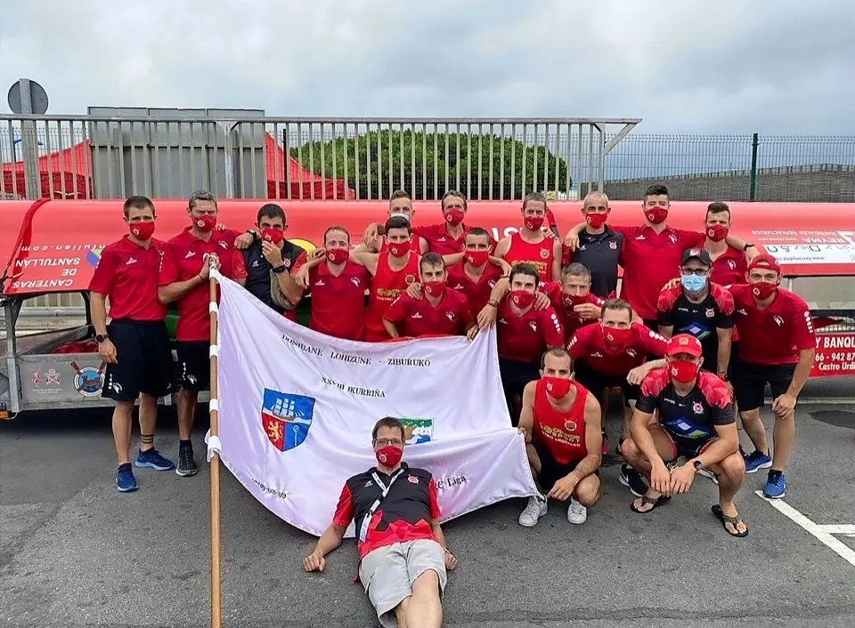 Los remeros de Castro posando con una nueva bandera.