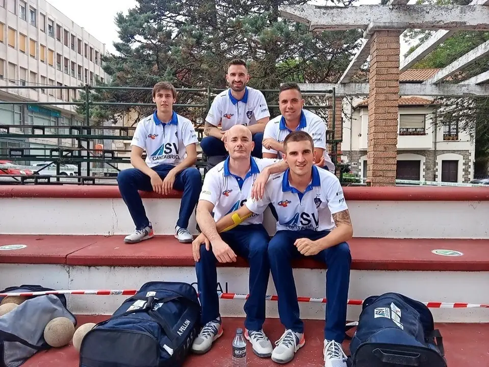 Los jugadores de la Pe&ntilde;a La Rasilla, felices tras el triunfo ante Riotuerto. / Fernando S&aacute;nchez