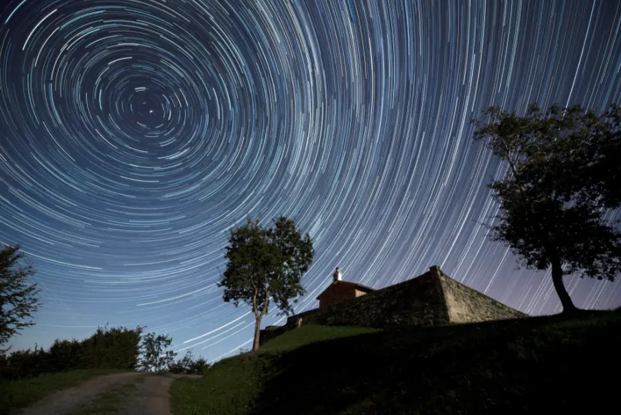 Imagen de larga exposici&oacute;n que muestra las estrellas circumpolares sobre la ermita de San Esteban, en Santander.

Ha sido tomada esta madrugada en las drac&oacute;nidas, la primera lluvia de estrellas del oto&ntilde;o. / Pedro Puente Hoyos 📸 Pedro P