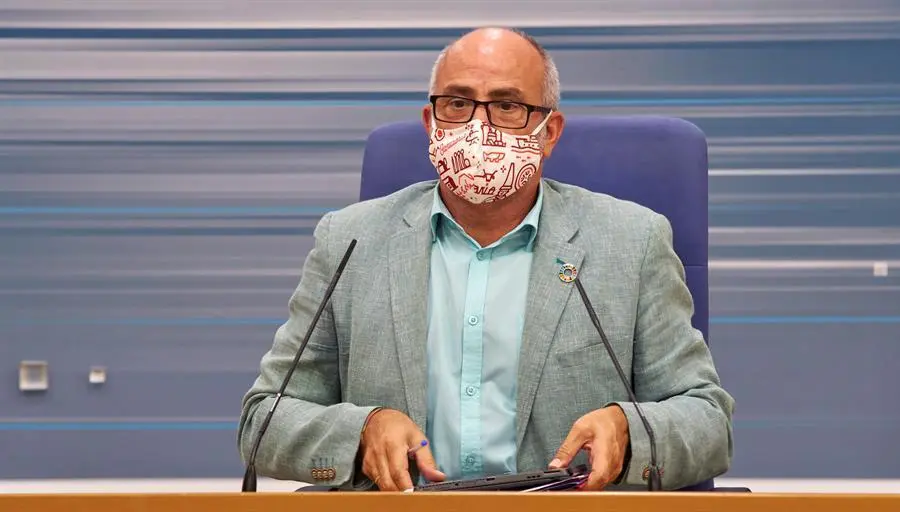 El consejero de Sanidad de Cantabria, Miguel Rodr&iacute;guez informa este jueves a los medios sobre los dos nuevos contagios y brotes en Cantabria. EFE/ Rom&aacute;n G. Aguilera