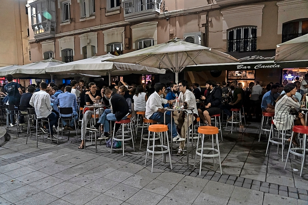Los empresarios de los locales de ocio nocturno como protesta apagaron las luces de la plaza de Ca&ntilde;ad&iacute;o en Santander.