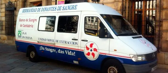 La unidad m&oacute;vil de la asociaci&oacute;n hermandad de donantes de sangre de Cantabria.